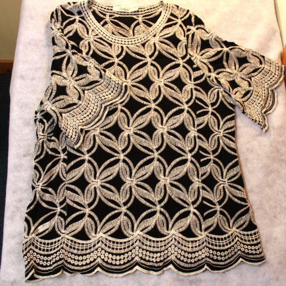 Solitaire Black & White Embroidered Boho Tunic Top Scalloped Lace 2X